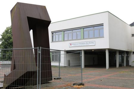 Die charakteristische Stahlkonstruktion von Wilfried Hagebölling muss restauriert werden und kehrt in einigen Wochen – je nach Ausmaß der Schäden -  an ihren angestammten Platz zurück. Foto: © Kreis Paderborn